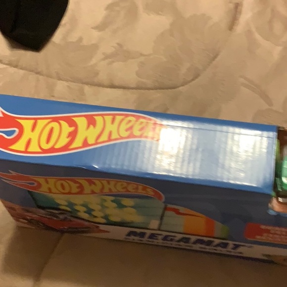 new unopened hot wheels megamat with vehicle included - Picture 3 of 8
